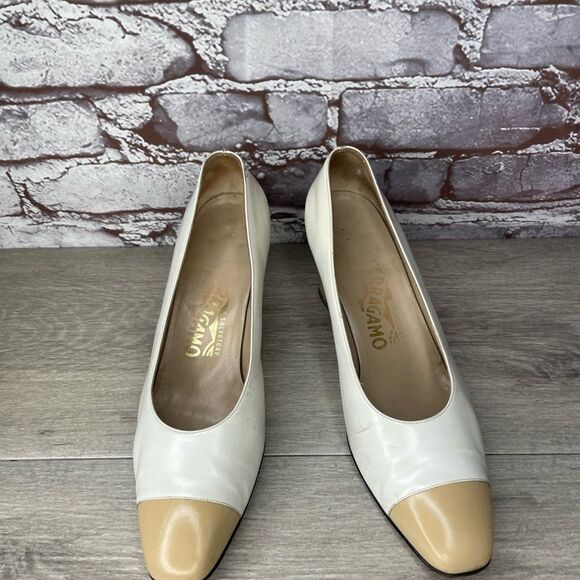 Salvatore Ferragamo Beige Leather Cap Toe Leather VTG Heels Women 7B US/37.5EU - Picture 2 of 15